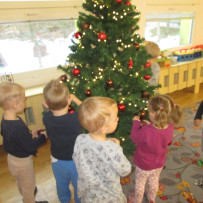 2. odd. Ozdobili jsme si vánoční stromeček