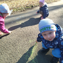 3odd.kresleni křídou na chodník a procházka v Zámecký zahradě
