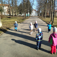 3odd.kresleni křídou na chodník a procházka v Zámecký zahradě